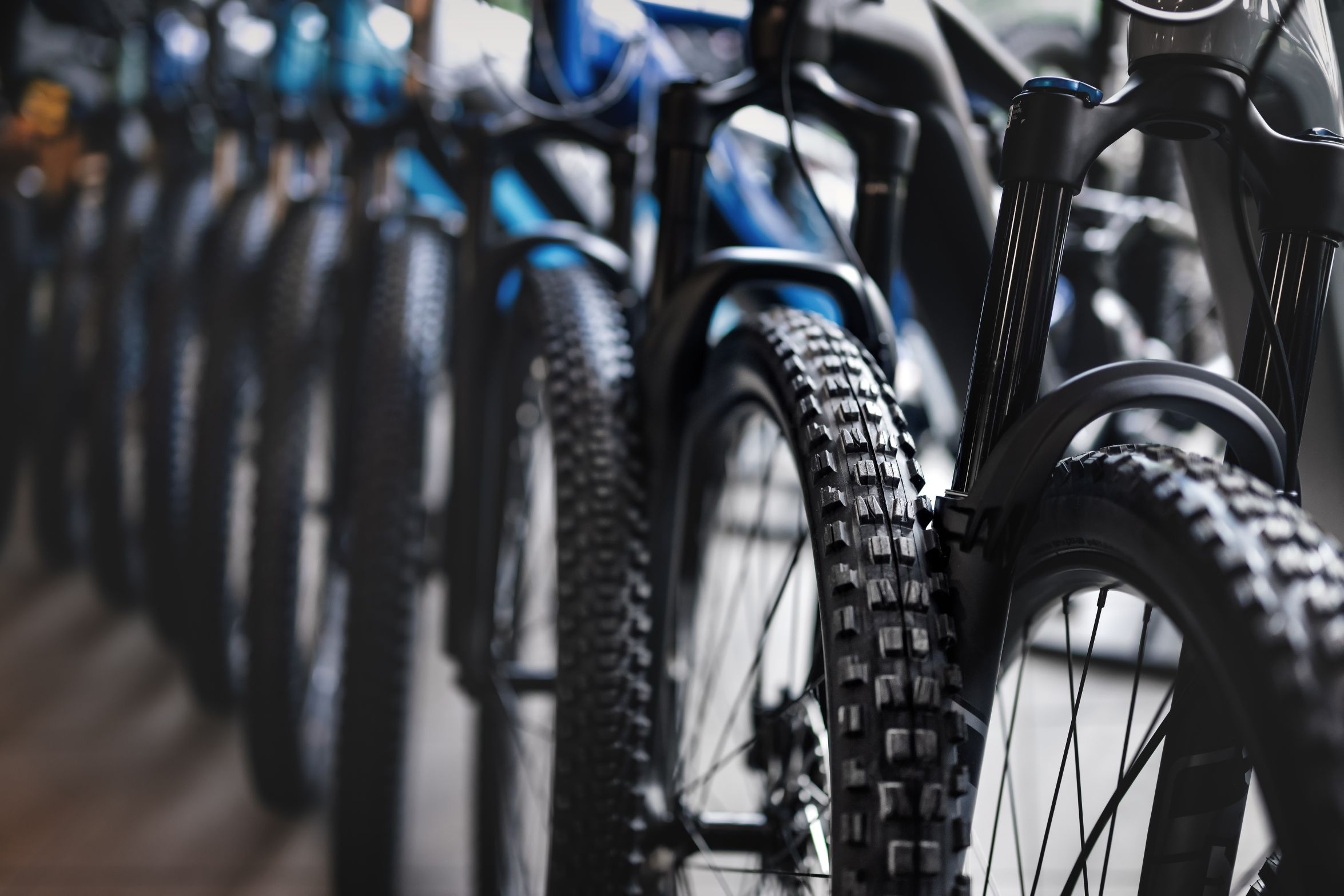 Logo für die europäische Fahrradmesse mit dem stilisierten Schriftzug "twrds" und "twr rw", das die neue, unabhängige Plattform für die Fahrradindustrie symbolisiert, an dem alle Akteure des Fahrrad-Ökosystems zusammenkommen.
